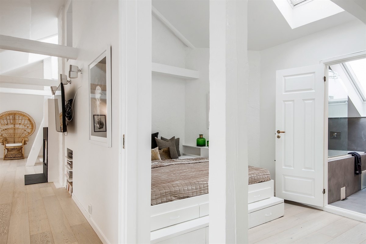 Hovedsoverom (alternativt stue) med plassbygget seng, inngang til eget bad, samt utgang til terrasse Galleribilde