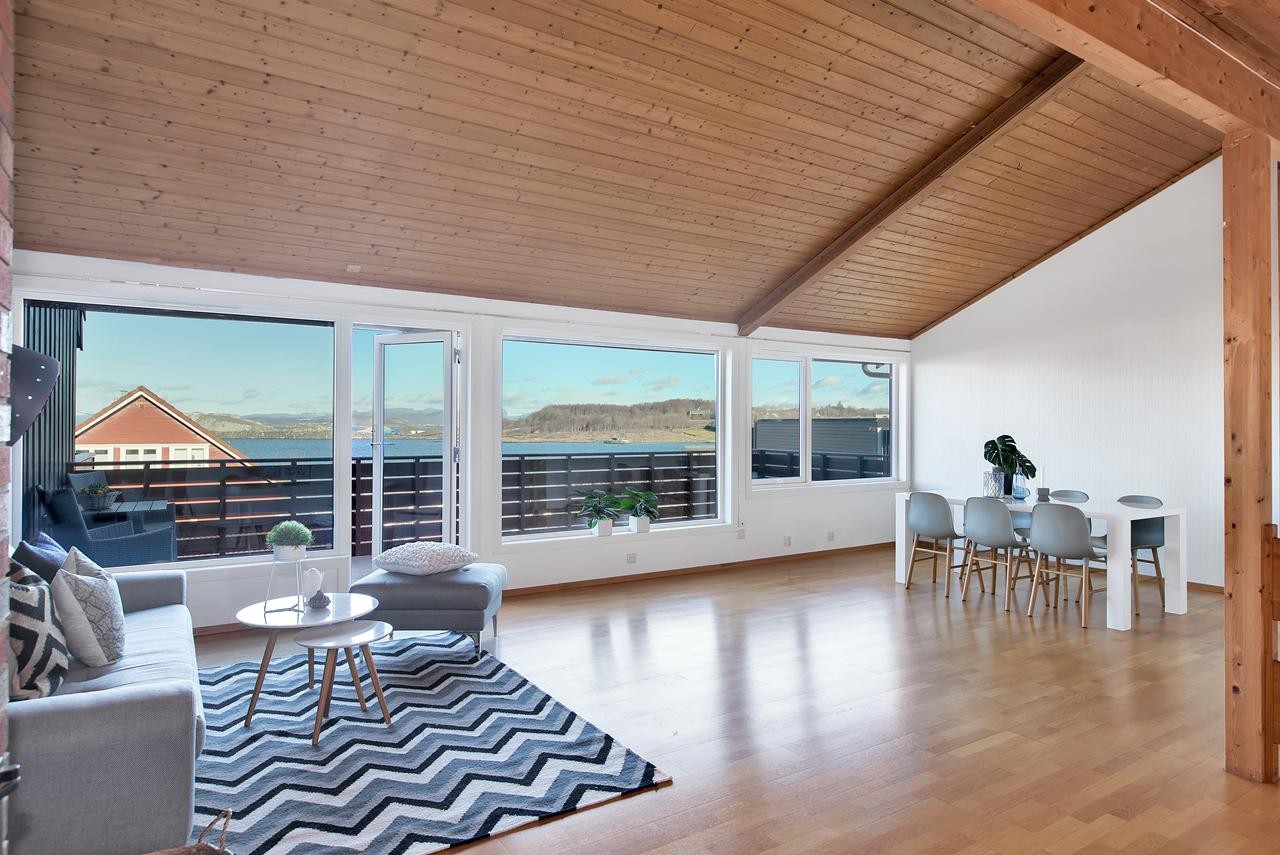 Stue av romslig størrelse. Her har du god plass til både spise- og sittegruppe Galleribilde