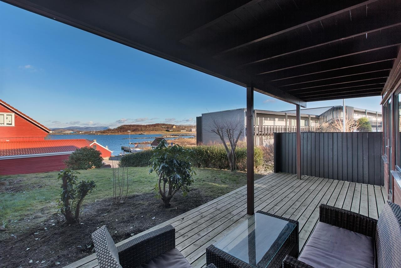 Terrasse og hage med utsikt mot sjøen Galleribilde