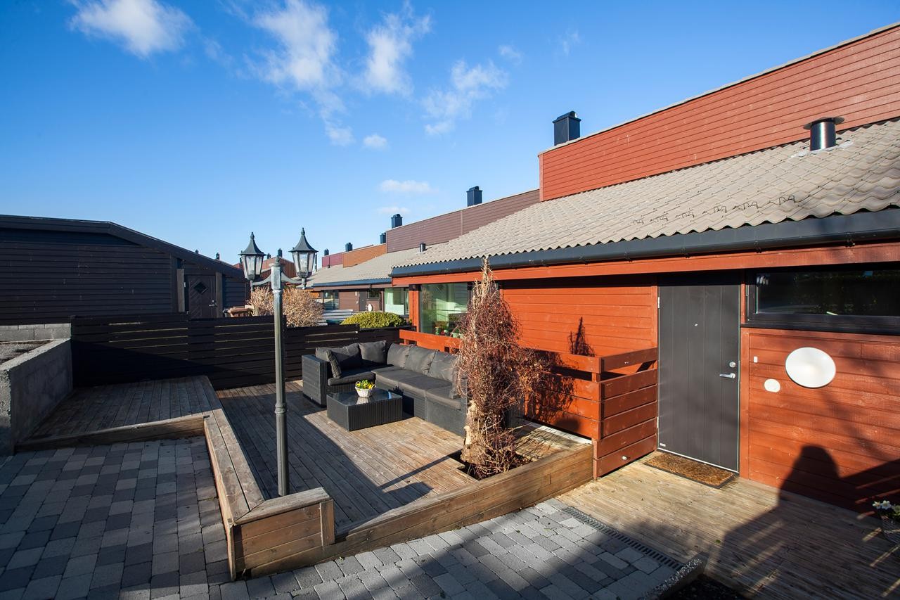 Lunt inngangsparti med sørvestvendt terrasse Galleribilde