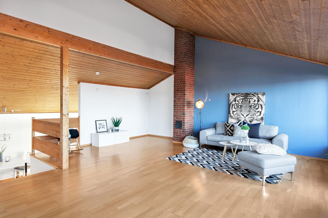 Stue - med den gode takhøyden kombinert med de store vindusflatene gir det en svært god romfølelse Galleribilde