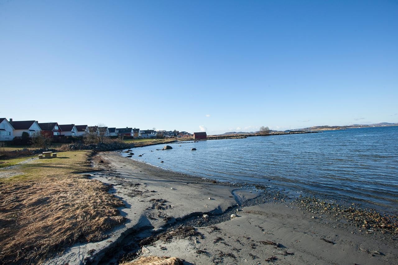 Rolige og naturskjønne omgivelser med få minttuers gange til flere badeviker og naturområder Galleribilde