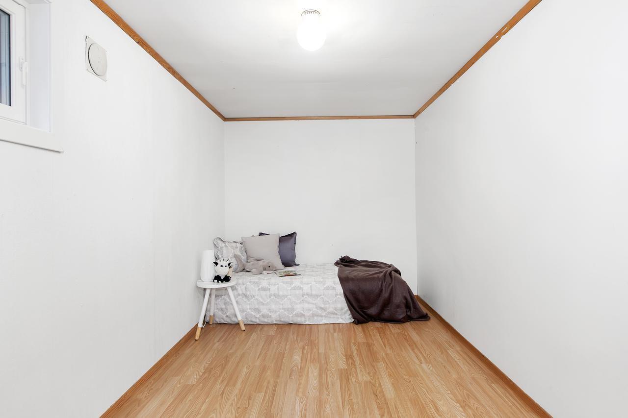 Kjellerrom som har blitt brukt til både soverom, hobbyrom, kjellerstue og oppbevaringsrom Galleribilde