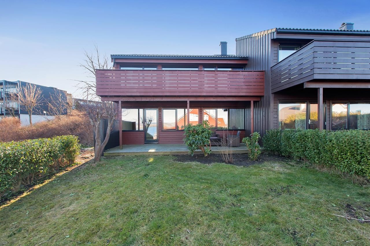 Terrasse og hage med morgensol Galleribilde