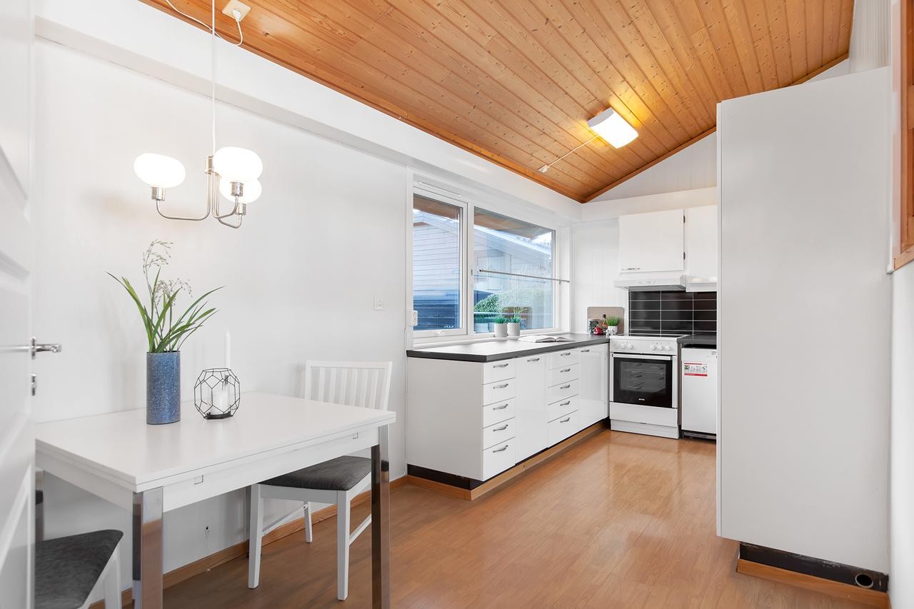 Flott kjøkken i tidsriktige farger Galleribilde