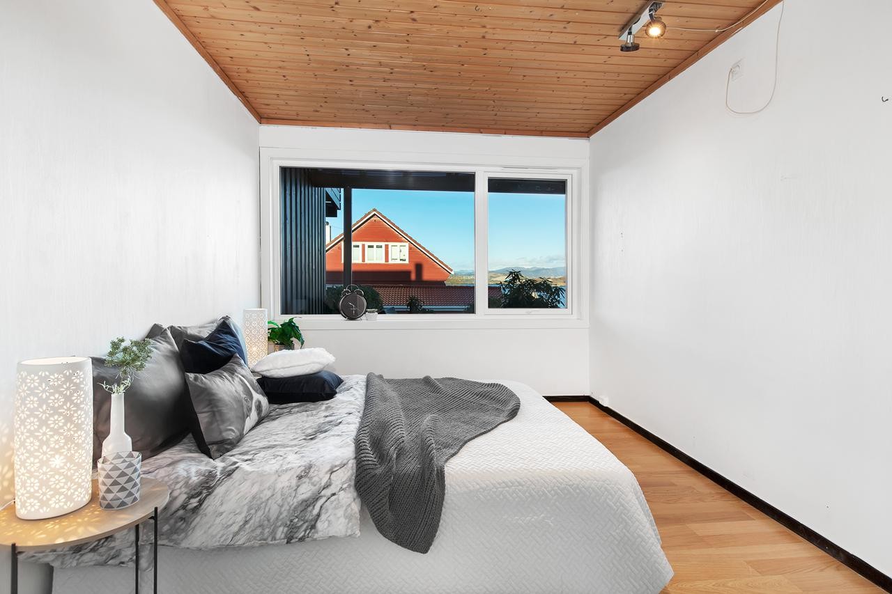 Soverom 1 - romslig med god plass til både dobbelseng og skap Galleribilde