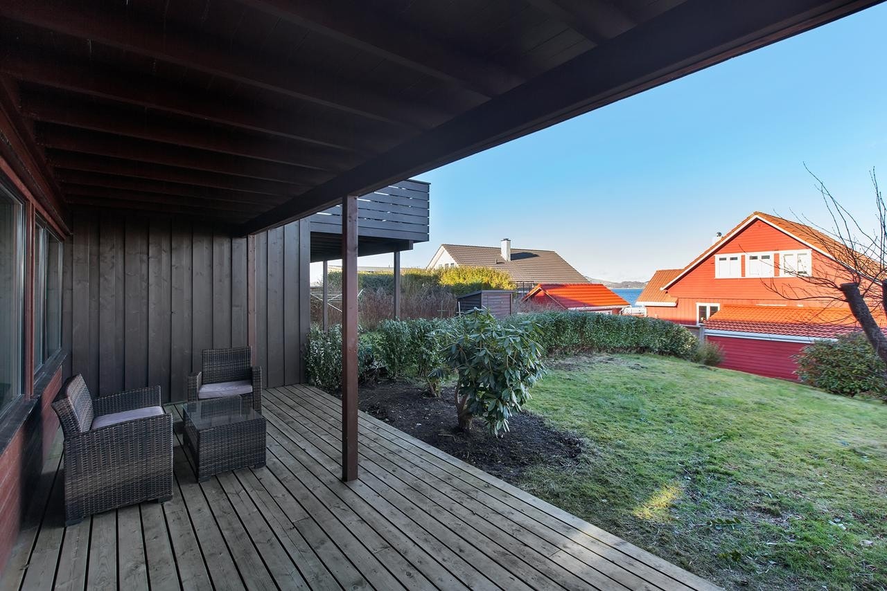 Terrasse og hage med morgensol Galleribilde