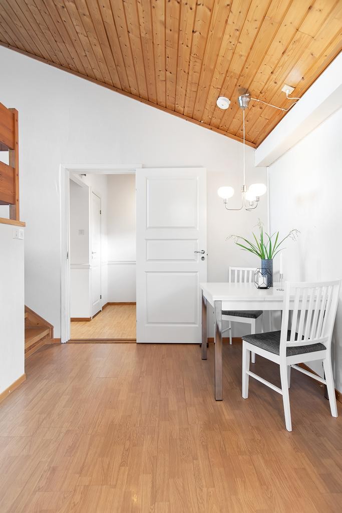 Kjøkken - med plass til koselig spisebord Galleribilde