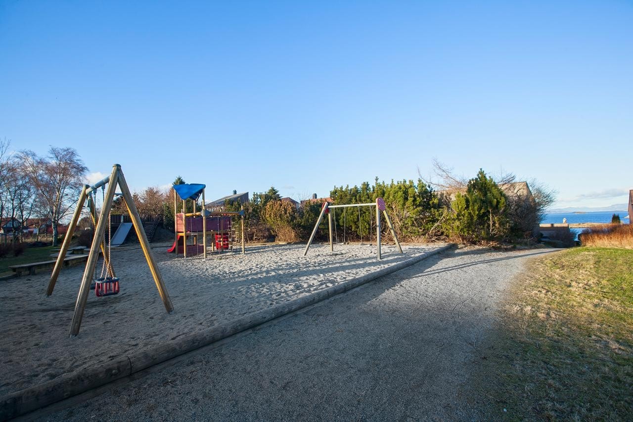 Barnevennelig område med kort vei til både barne- og ungdomsskole, barnehager og lekeplasser Galleribilde