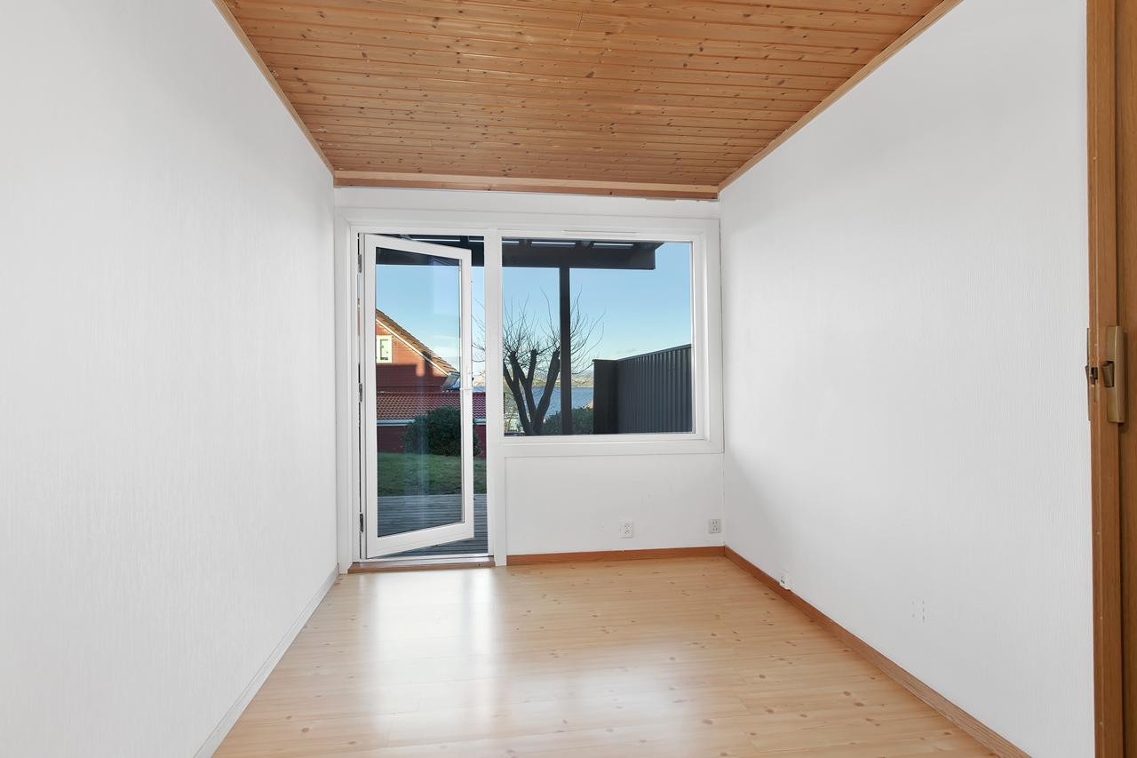 Soverom 3 med utgang til boligens terrasse og hage Galleribilde