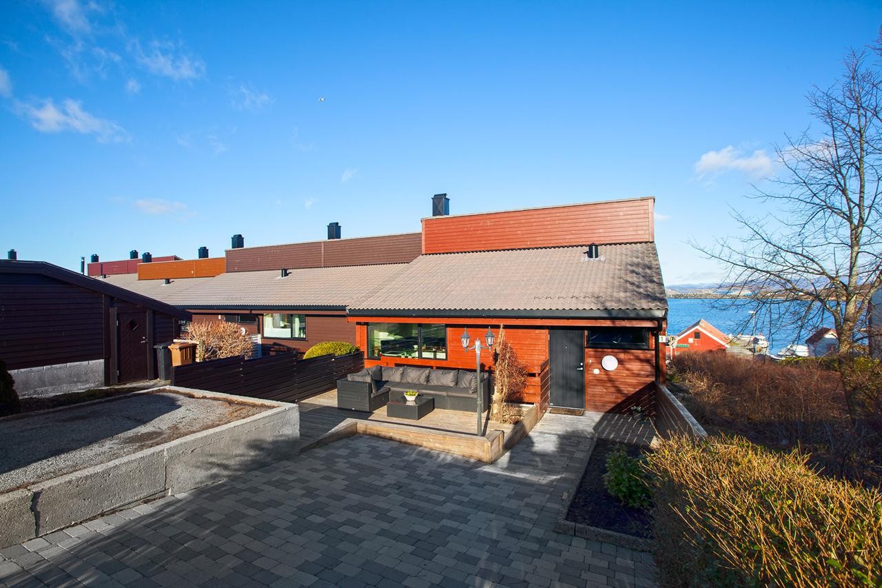 Gårdsrom og inngangsparti - her er det avsatt plass for garasje/carport og en biloppstillingsplass Galleribilde