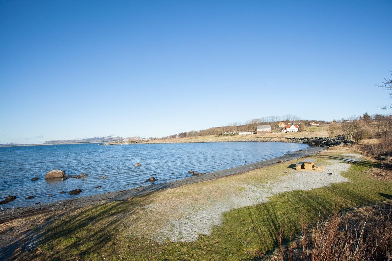 Rolige og naturskjønne omgivelser med få minttuers gange til flere badeviker og naturområder Galleribilde