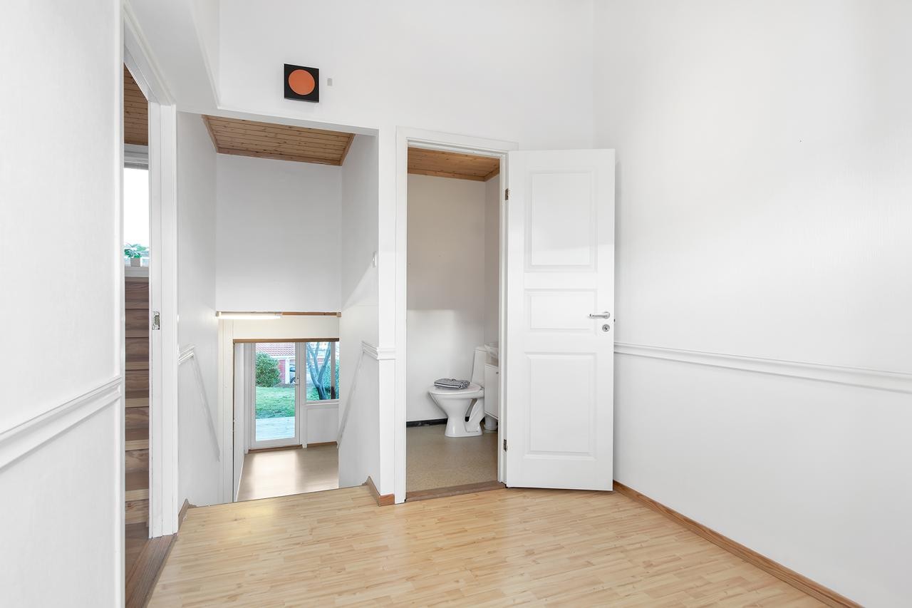 Entrè/gang med trappegang ned til plan 2 Galleribilde