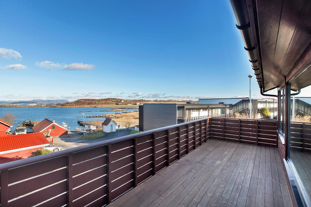 Veranda - her kan du nyte morgensolen og hvile øynene på den nydelige sjøutsikten Galleribilde