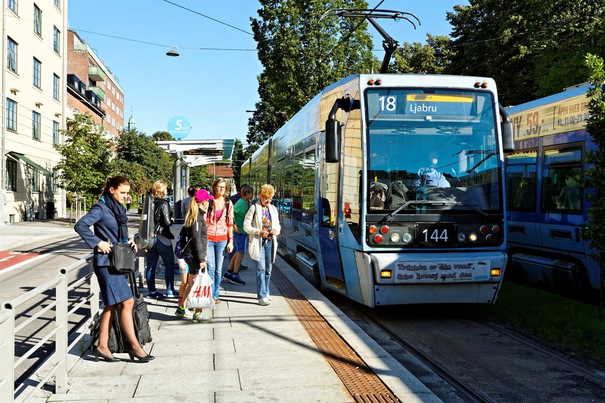 Meget gode kollektivmuligheter med både trikk og buss i umiddelbar nærhet fra leiligheten Galleribilde