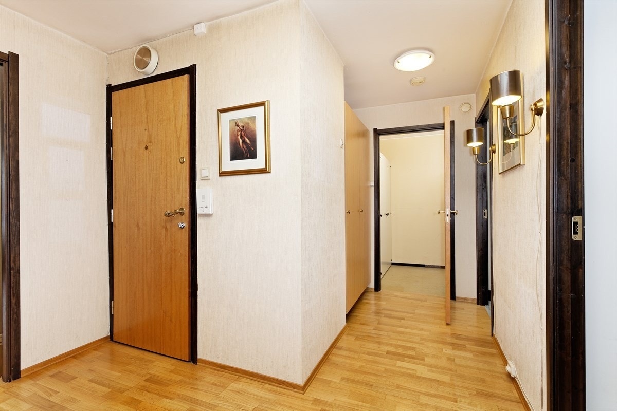 Inngangsparti med garderobeskap og tørkeskap, god plass til sko og yttertøy Galleribilde