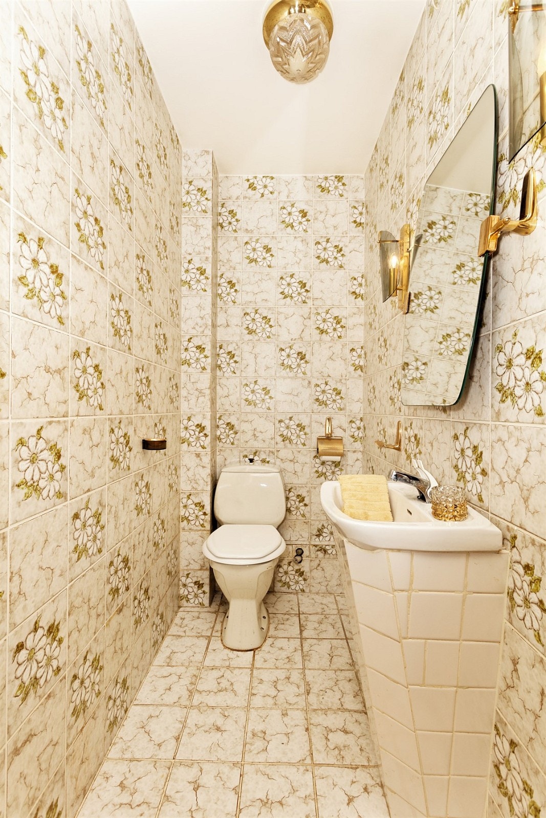 Separat wc med toalett, servant og speil Galleribilde