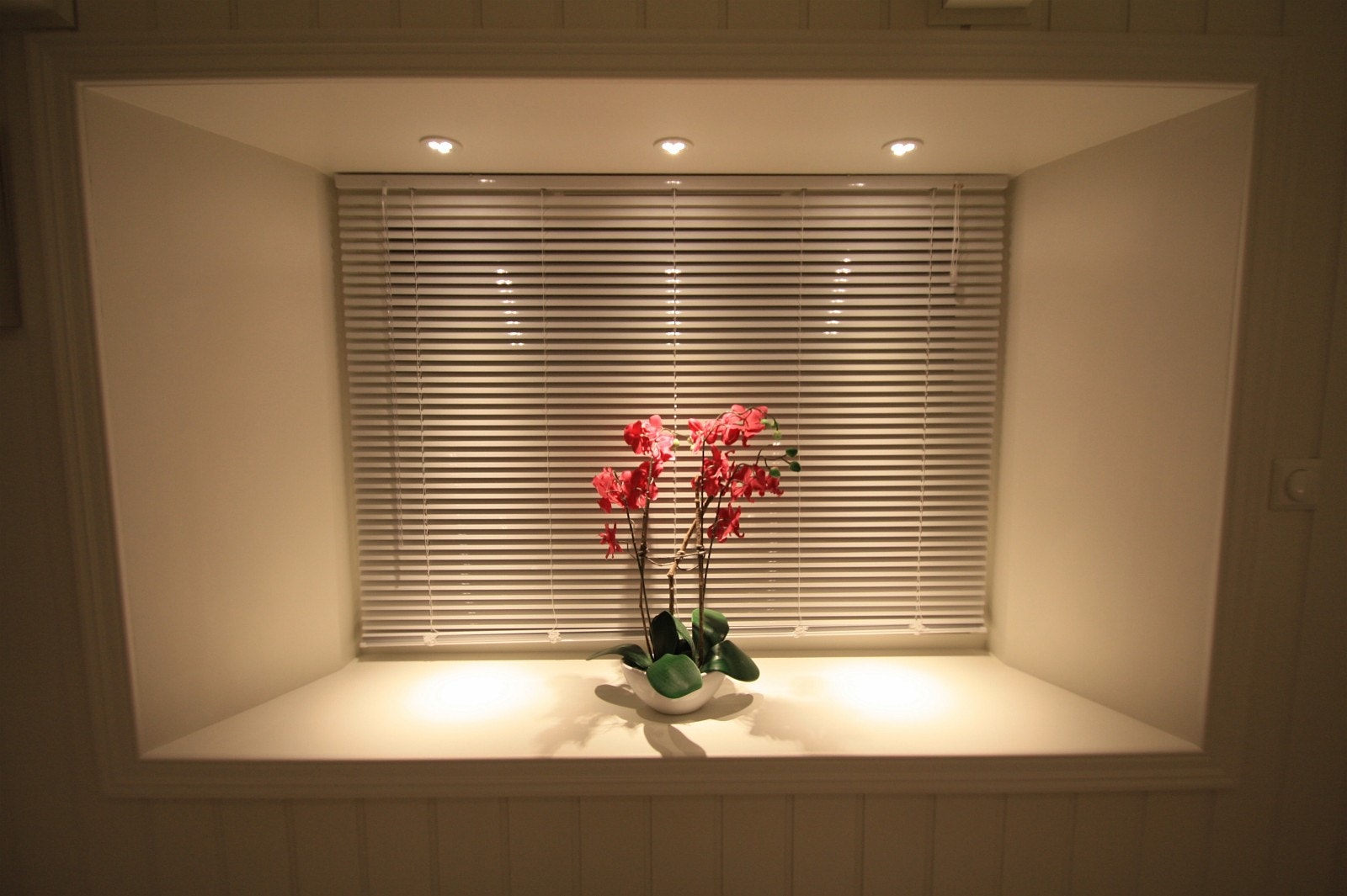 Spotter med dimmer I vinduskarmer. Galleribilde