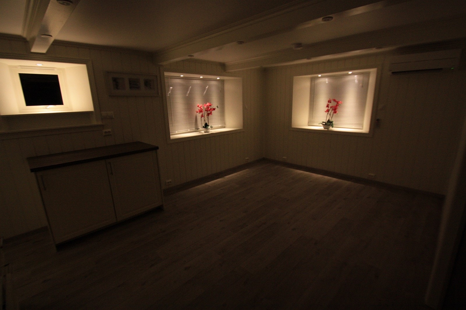 Dype vinduskarmer med spotter i karmene Galleribilde