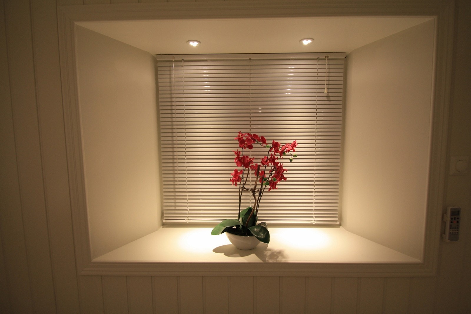 Spotter med dimmer I vinduskarmer. Galleribilde