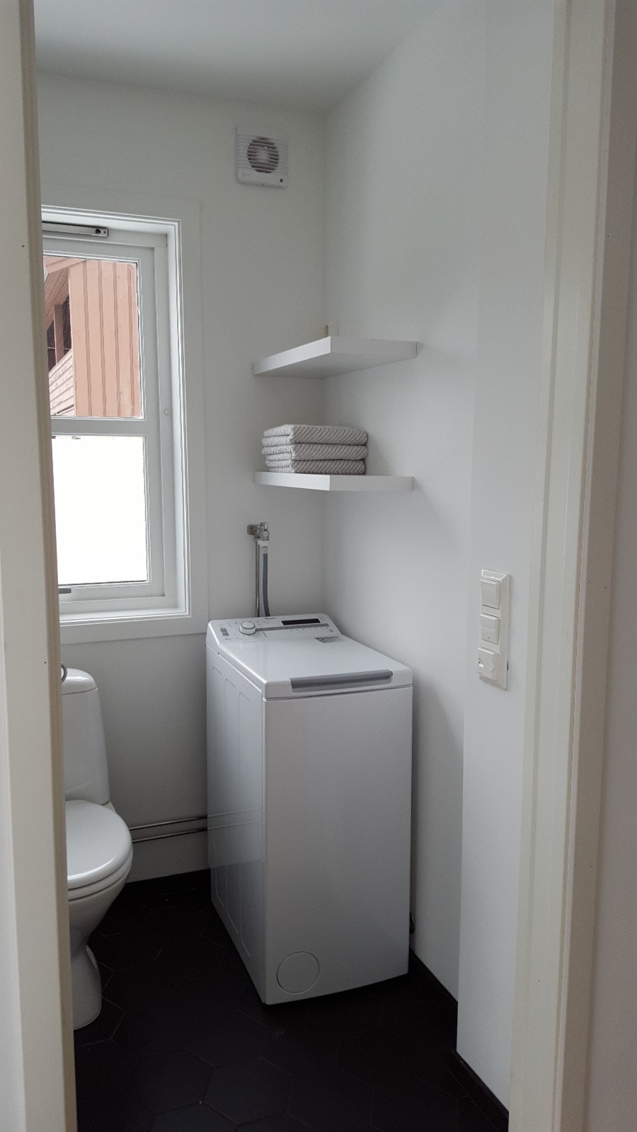 Vaskemaskin og hyller til håndklær mv Galleribilde