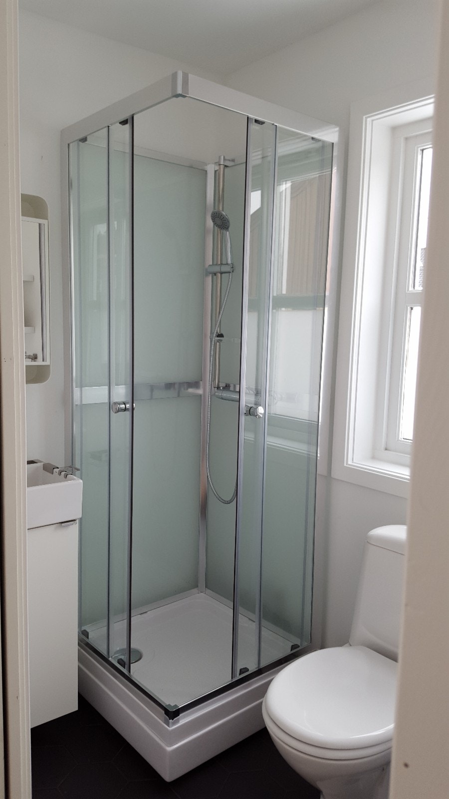 Bad og toalett med dusjkabinett og vask Galleribilde