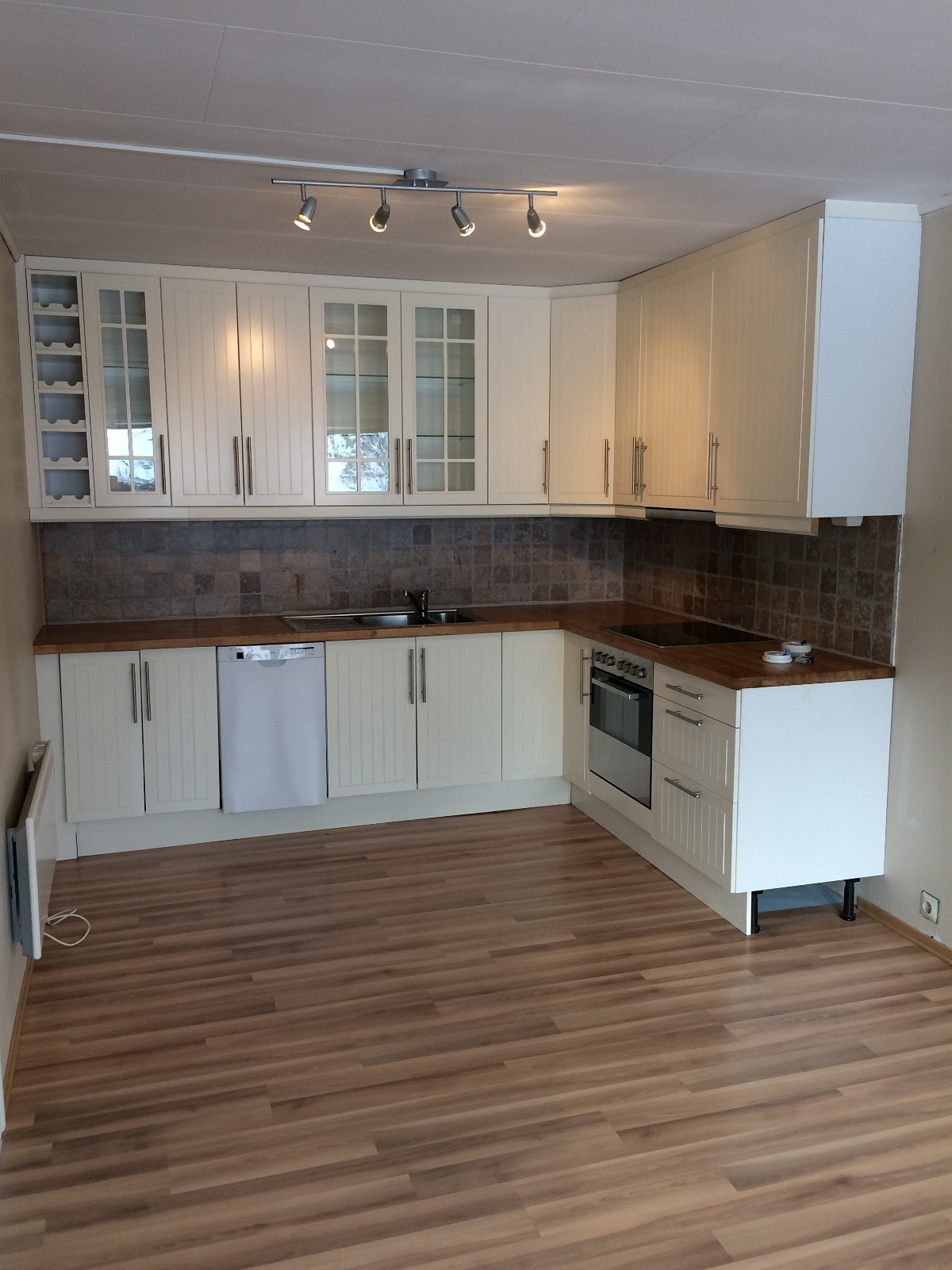 Flott kjøkken m integrert oppvaskmaskin Galleribilde