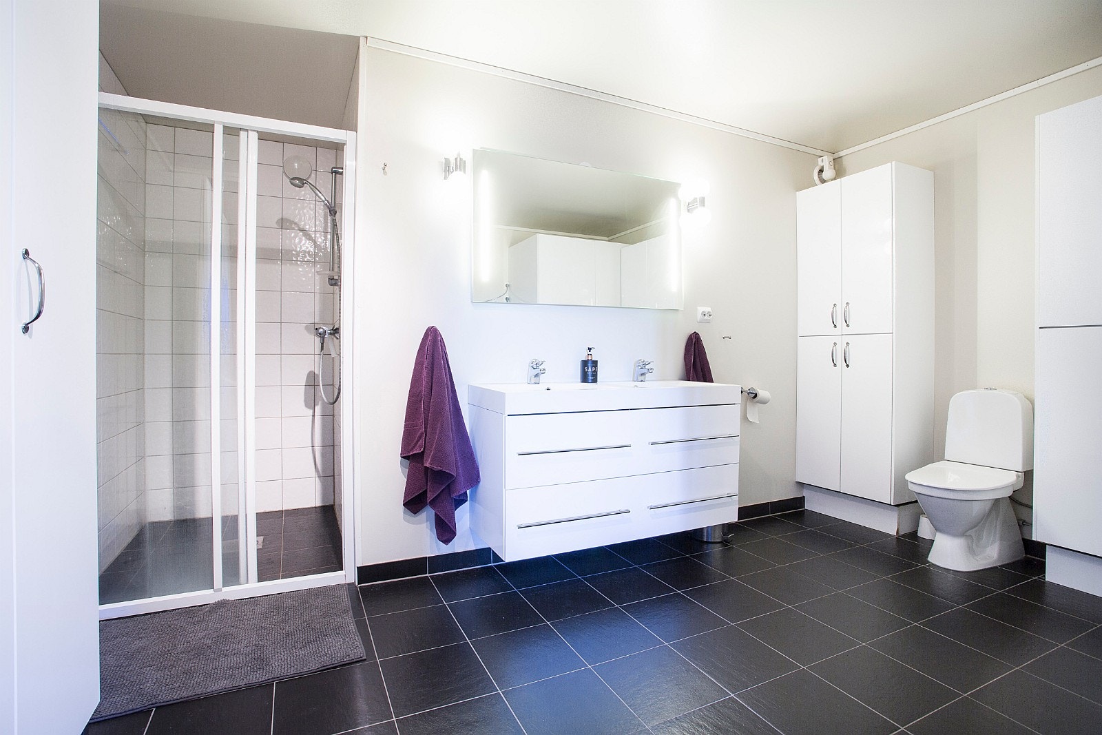 To komplete romslige bad Galleribilde