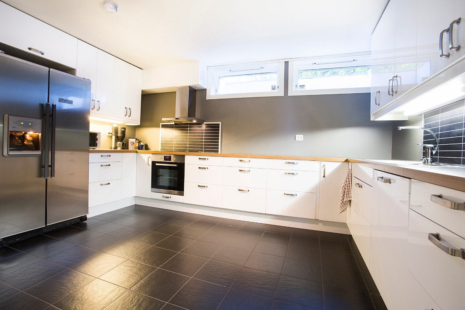 Stort kjøkken med alt av utstyr Galleribilde