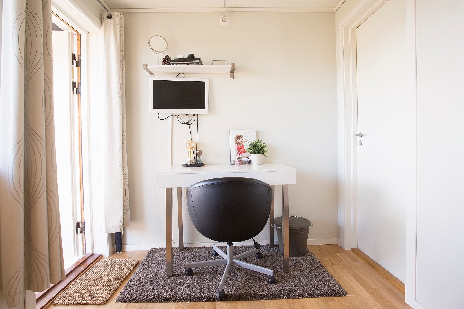 Skrivepult på hybelrommet Galleribilde