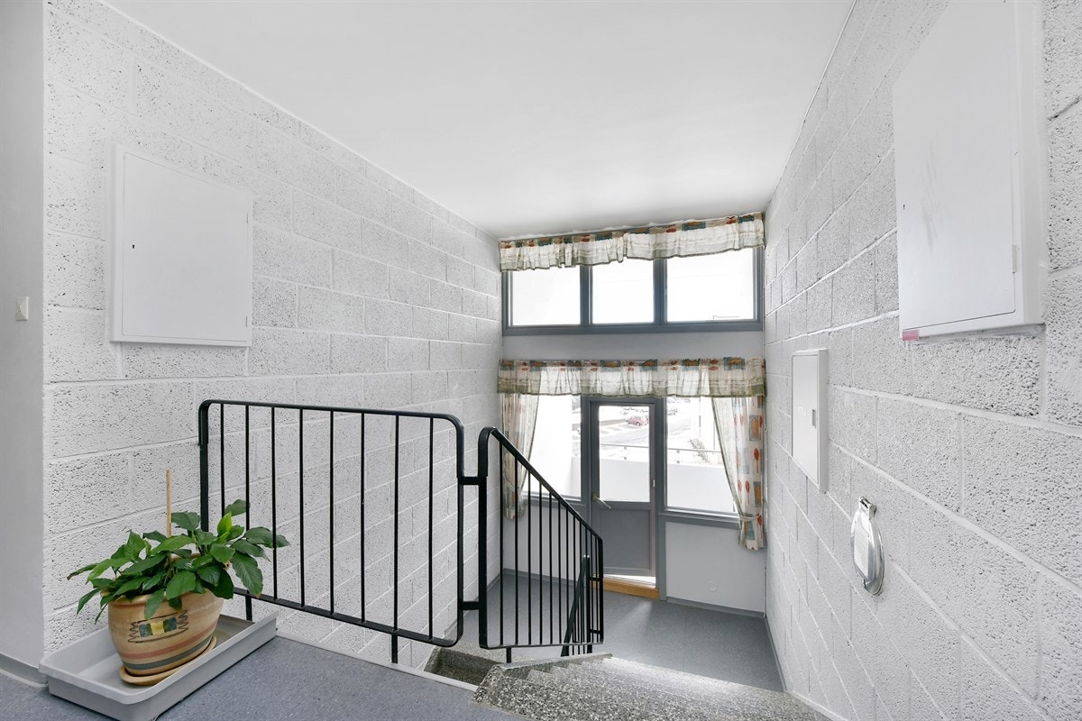 Fra felles trapperom et det utgang til en felles balkong. Leiligheten har to for øvrig 2 store boder og en matbod i felles kjeller. Galleribilde