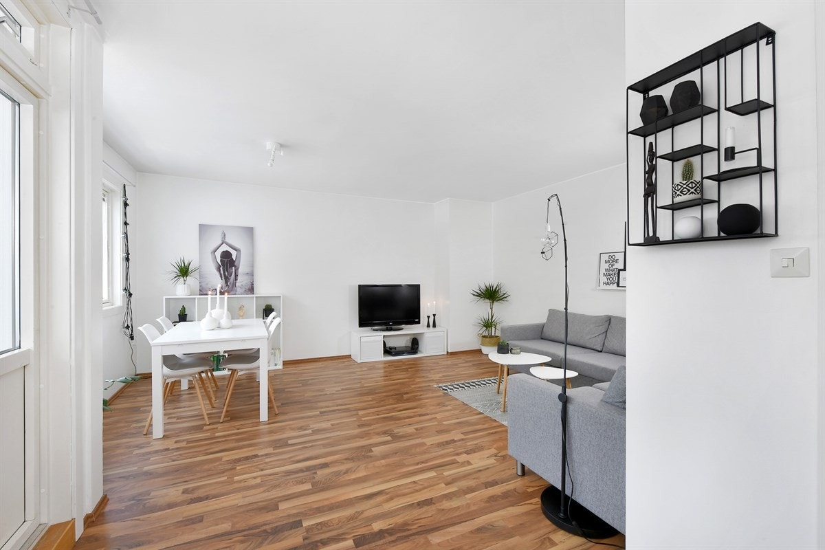 Stuen har laminat på gulv, lysmalte vegger og pipe for mulig ildsted etter gjeldende regler. Galleribilde
