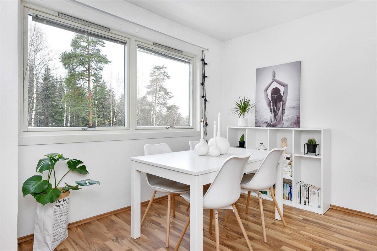 Spisestuen og stuen har gode vinduer vendt mot skog, som slipper godt med dagslys inn. Galleribilde