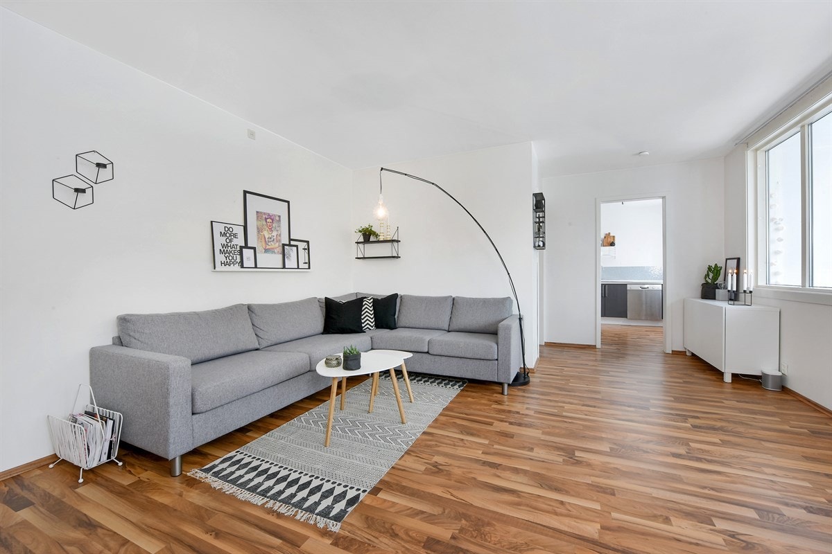 Stuen er romslig og har god plass for tv- og sofaløsning samt spisebord. Galleribilde