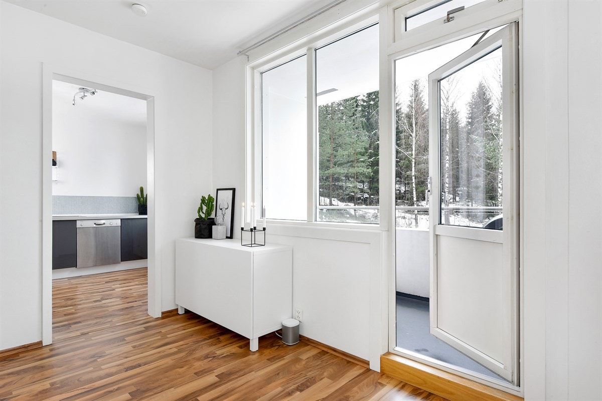Fra stuen er det utgang til en solrik balkong. Galleribilde