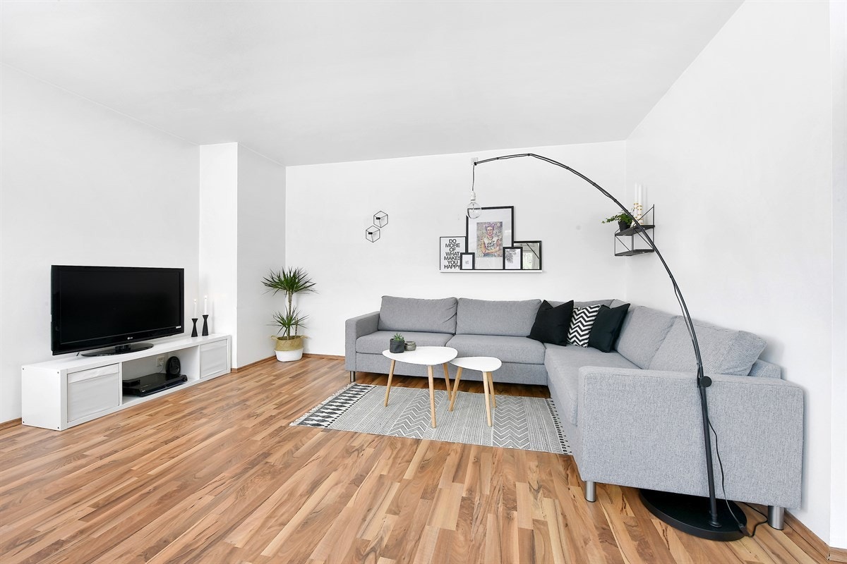 Leiligheten har oppgradert kjøkken og bad, gode parkeringsmuligheter, pipeløp og herlige fellesområder. Galleribilde
