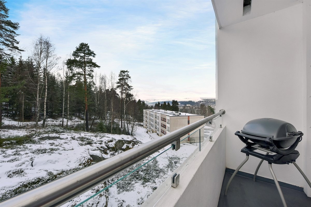 Balkongen har sol fra ca. kl. 15-1530 tiden og frem til kvelden. Galleribilde