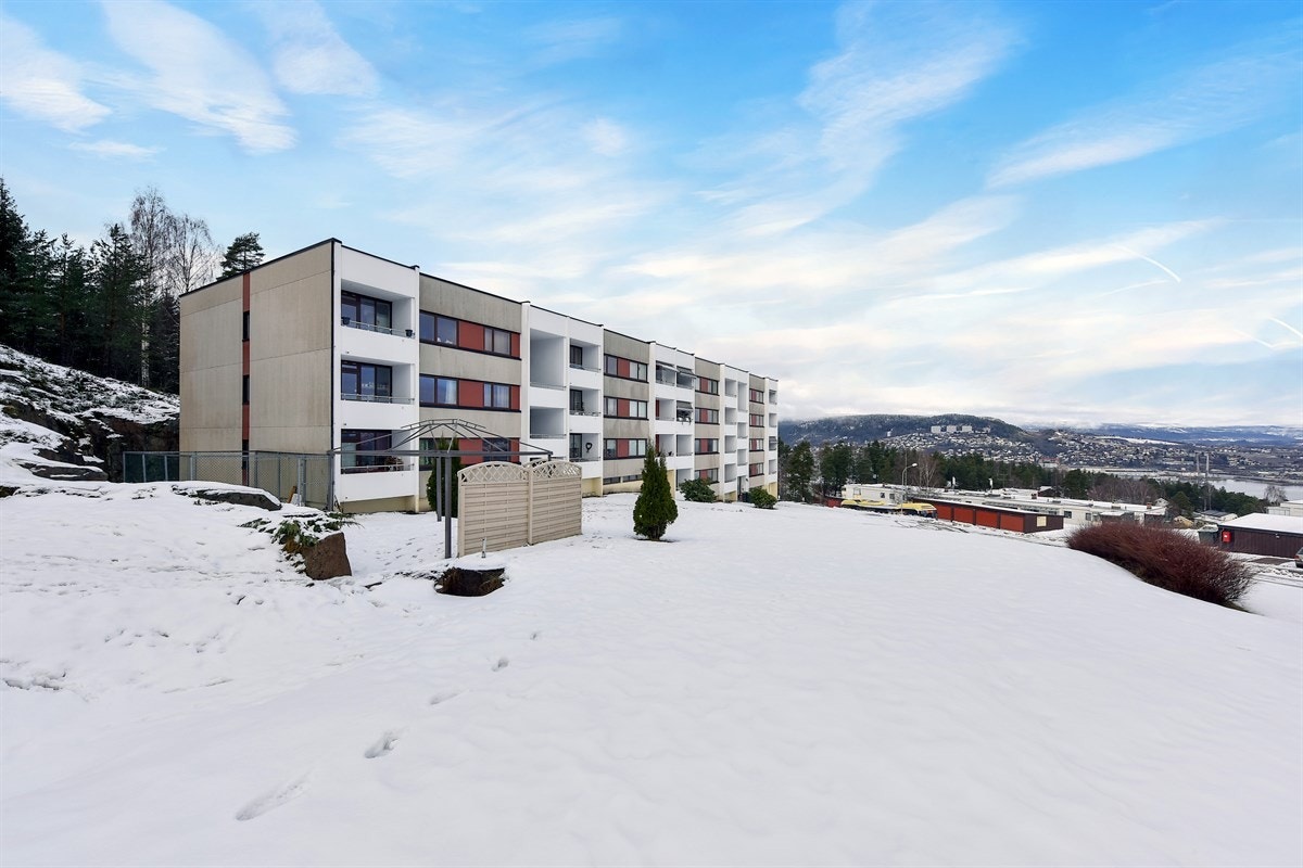 Leiligheten ligger i rolig blindvei, i et attraktivt boligområde på Hedensrud i Drammen kommune. Galleribilde
