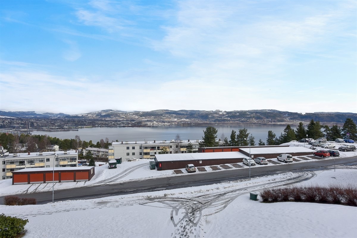 Det er gode parkeringsmuligheter rett på nedside av leiligheten på felles utendørs parkeringsplasser/gjesteparkering, og det er mulighet for leie av parkeringsplass/garasje etter ansiennitet. Galleribilde