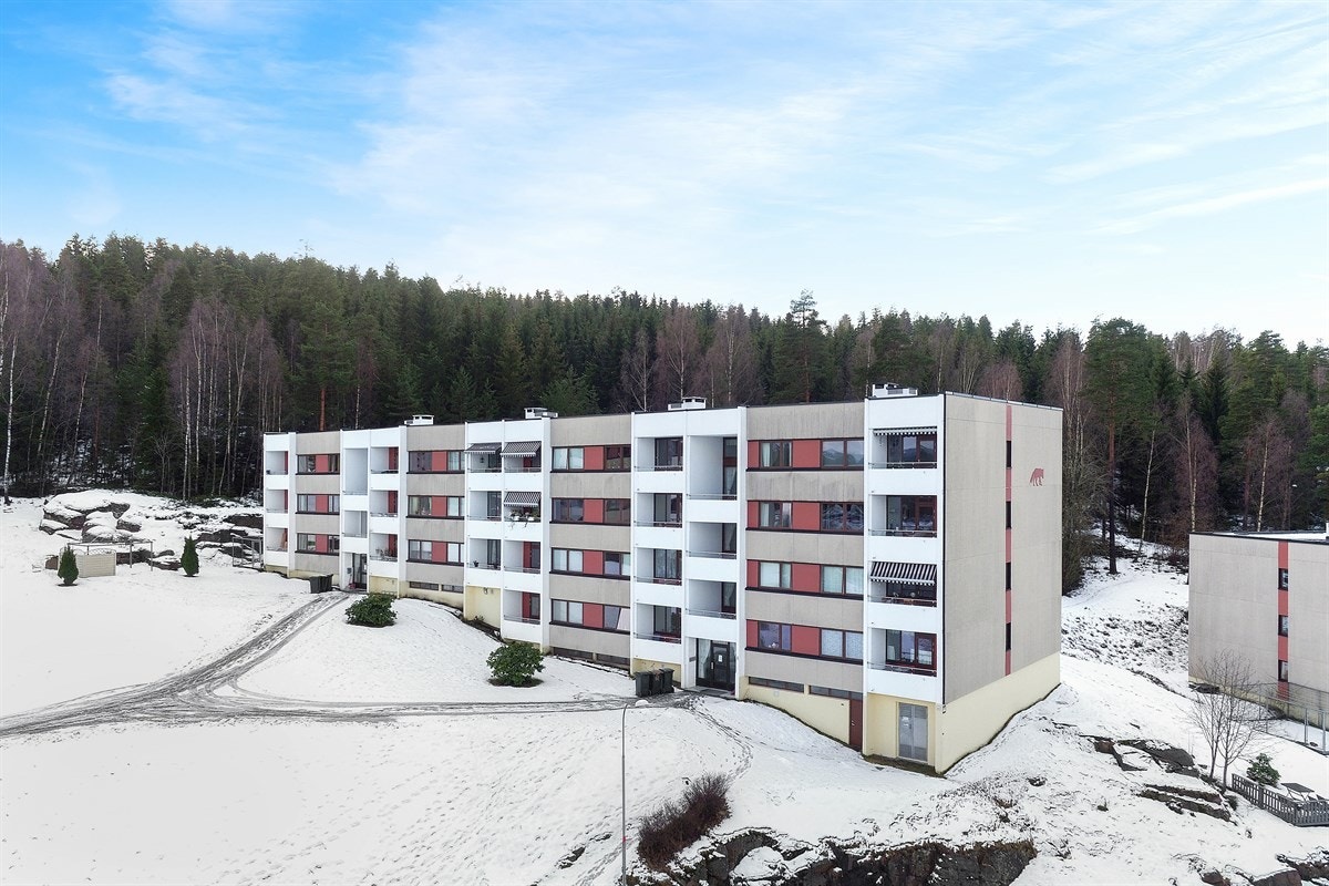 Boligen grenser mot marka men ligger samtidig meget sentralt med kort vei til Drammen sentrum. Galleribilde