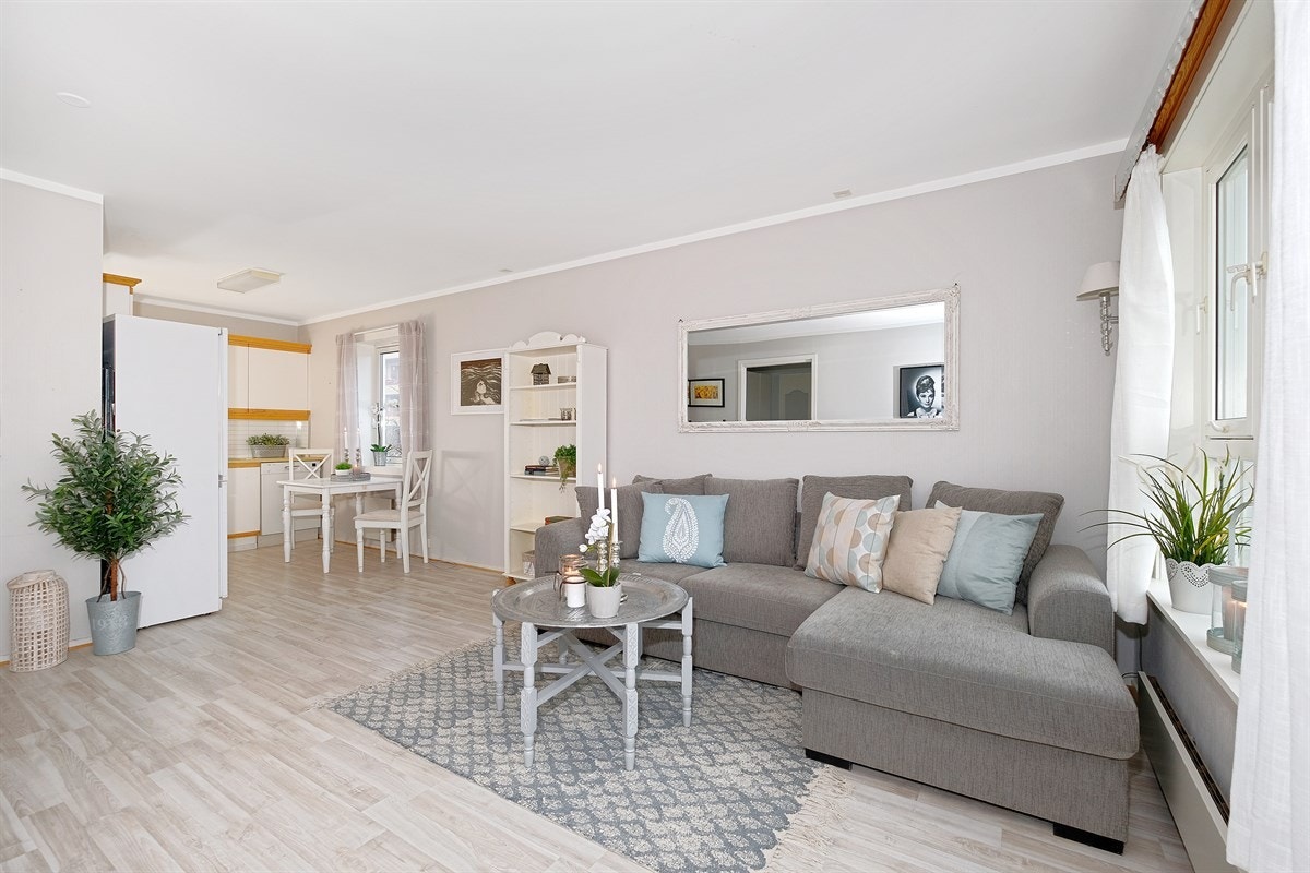 Kjøkkenet har en åpen løsning mot stuen, noe som gir en bedre romfølelse. Galleribilde