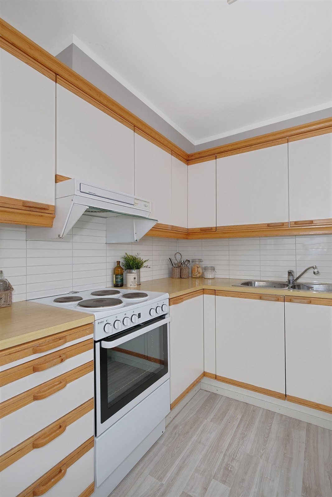 På kjøkkenet følger komfyr, oppvaskmaskin og kjøleskap med i salget. Galleribilde