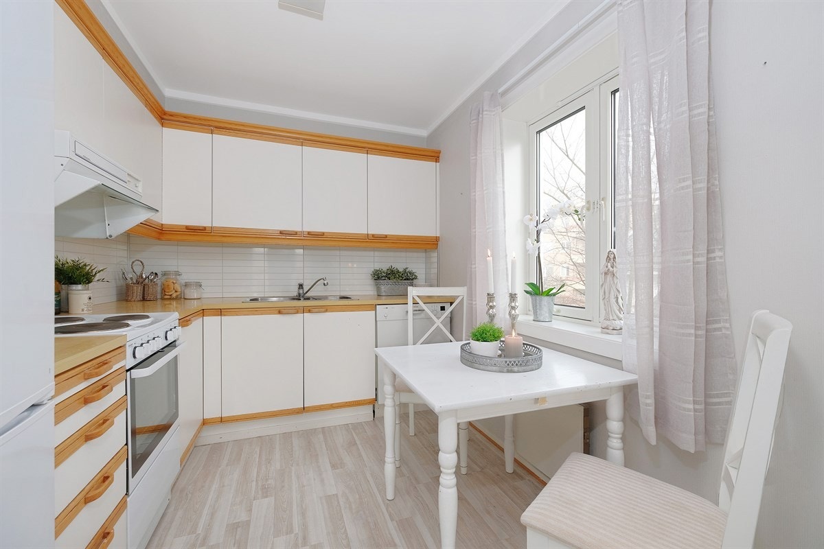 På kjøkkenet er det plass for et spisebord ved vinduet. Galleribilde