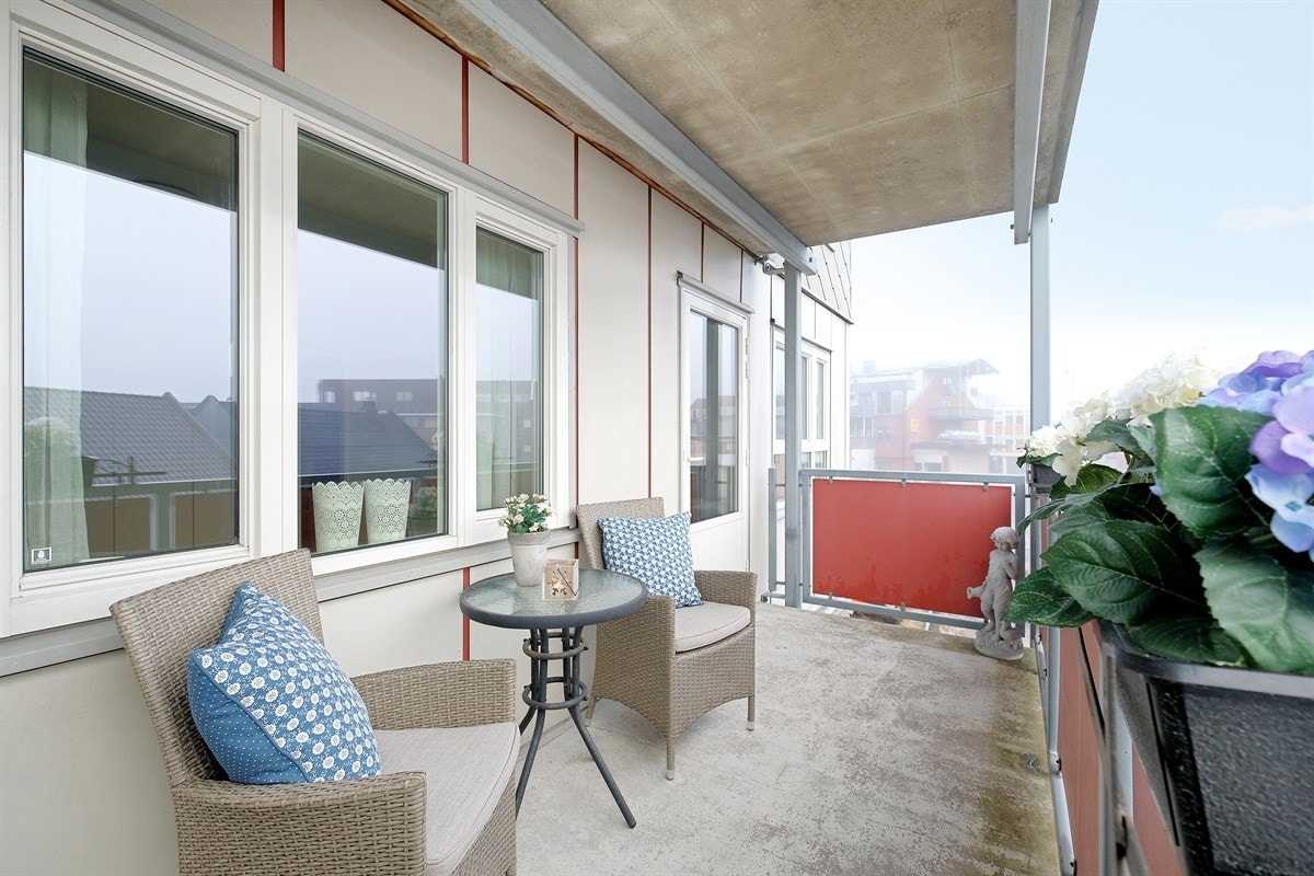 Leiligheten har en østvendt med morgensol og utsikt. Et flott sted å starte dagen med avisa og en kopp kaffe. Galleribilde