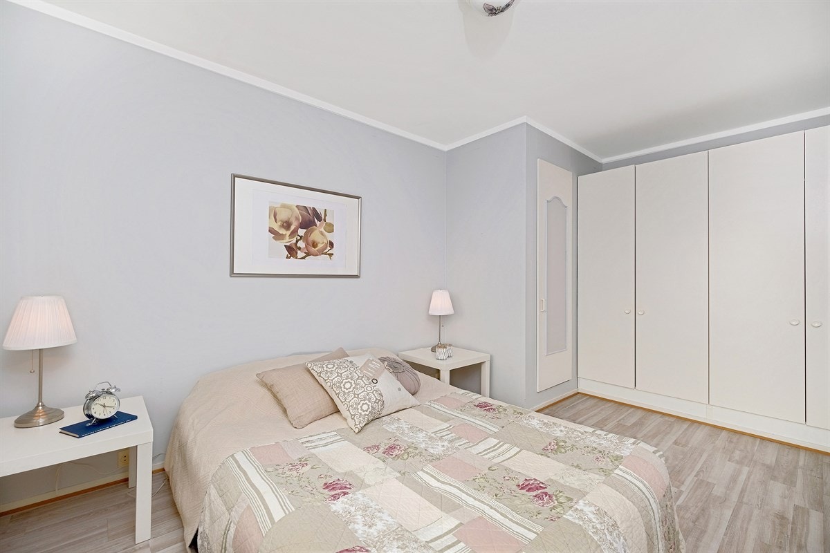 Det er godt med garderobeskap på soverommet. Galleribilde