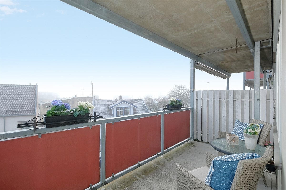 Balkongen er overbygget og har en god størrelse. Galleribilde
