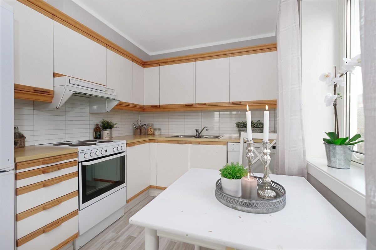 Kjøkkenet har godt med skap- og benkeplass. Galleribilde