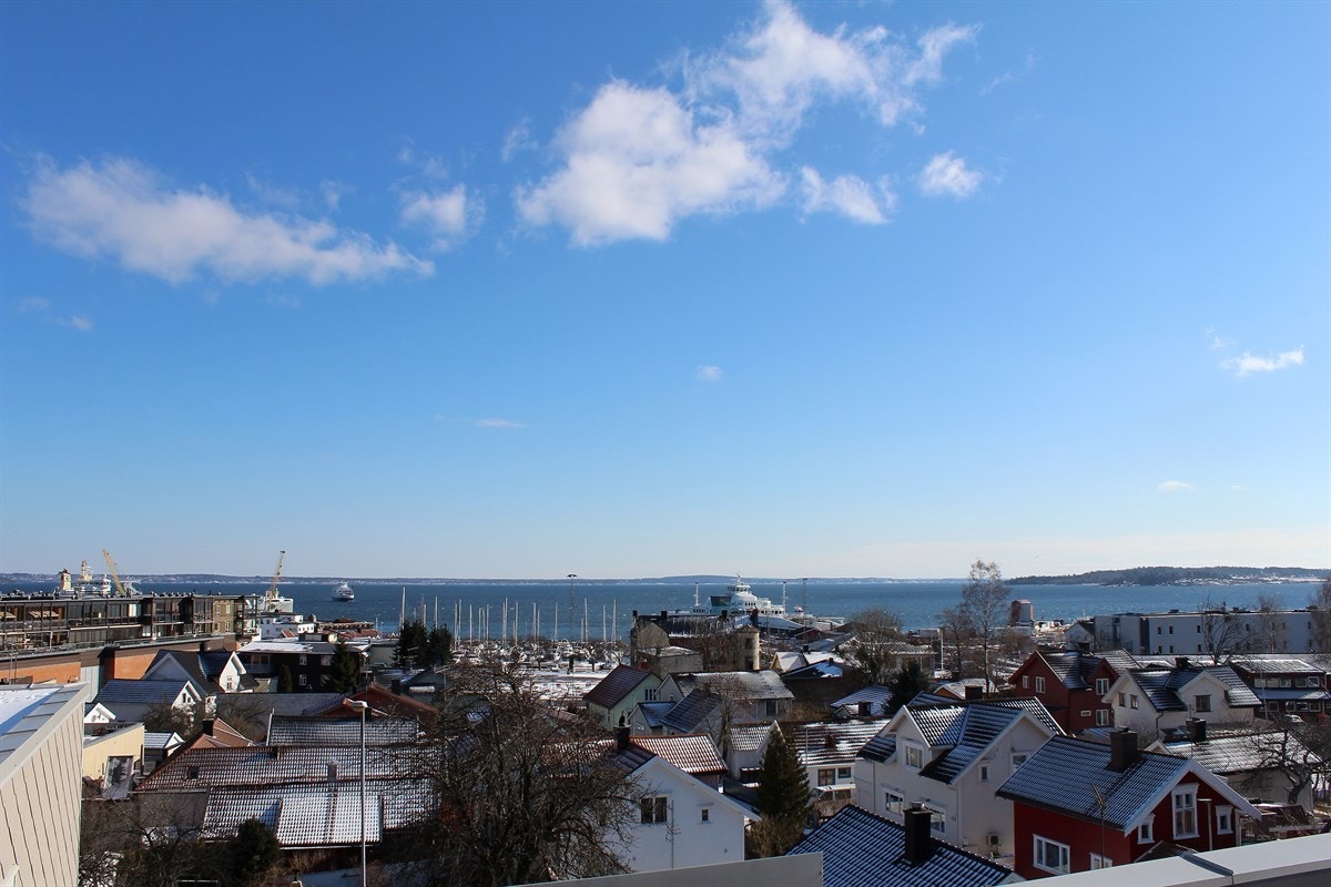 Borettslaget har felles takterrasse med sol og utsikt. Bildet er fra takterrassen. Galleribilde