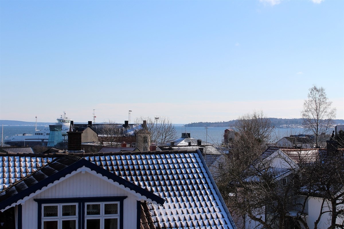 Fra balkongen er det flott utsikt over Oslofjorden. Galleribilde