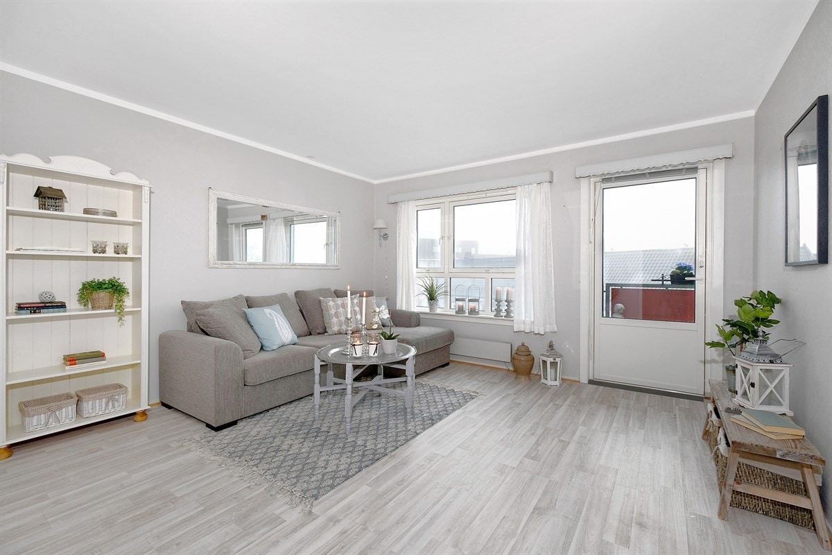 Lys og meget hyggelig stue som er malt i moderne farger. Galleribilde